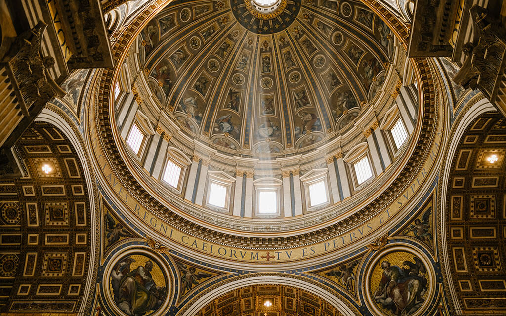 A robustez do interior de uma igreja